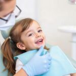 Pierwsza wizyta u dentysty z dzieckiem: jak przejść przez to spokojnie i bez dram